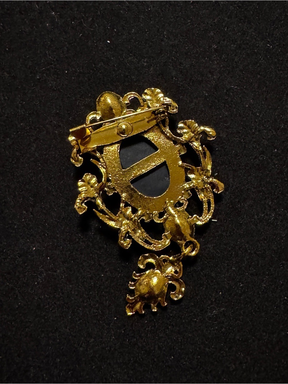 Vintage-Inspired Blue Cameo Gold-Tone Pendant Brooch - Picture 3 of 3
